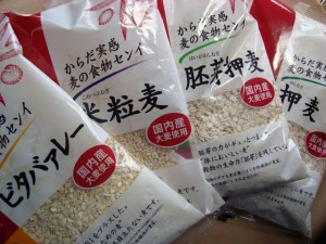 右から ビタバァレー、米粒麦、胚芽押麦、押麦