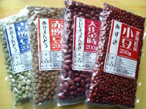 右から 北海道産 小豆、大正金時、赤豌豆、青豌豆