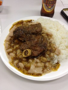 豆の煮込みをライスにかけて山羊肉を乗せたもの