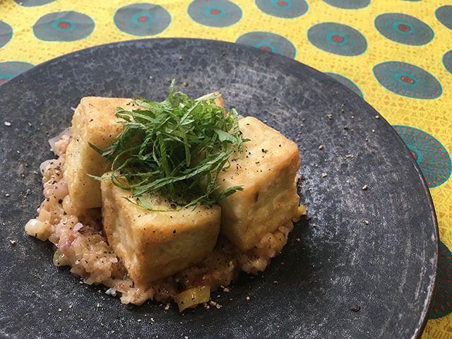 ひえの酒盗ソースで揚げ豆腐