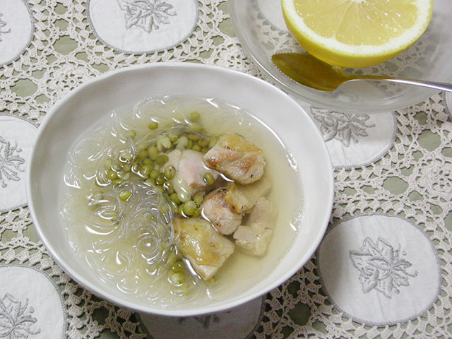 緑豆と春雨のチキンスープ